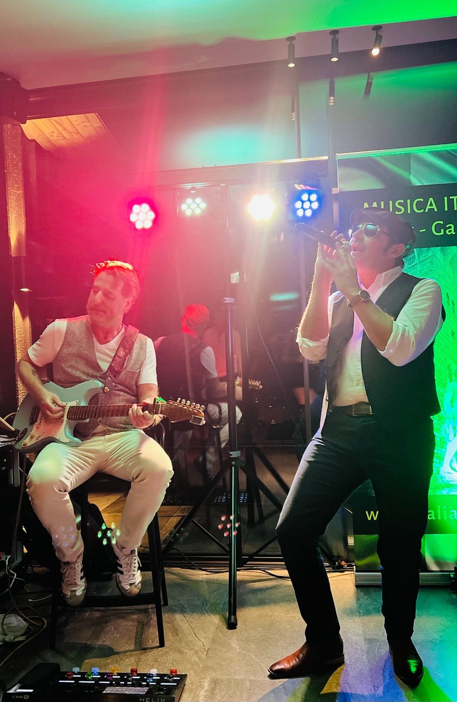Italienischer Sänger und Gitarrist als Italo Duo Band bei einem Konzert