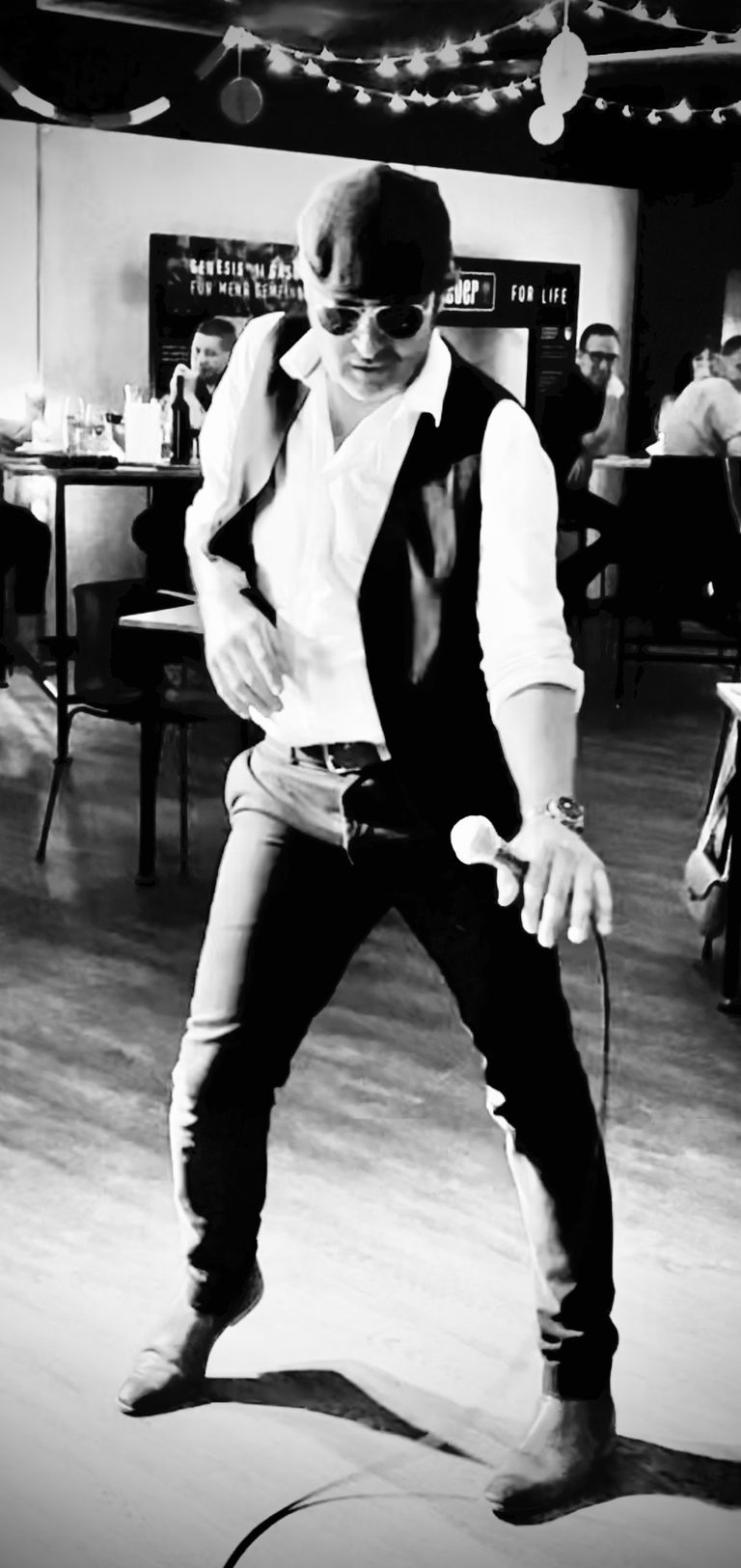 Italienischer Live Musiker im Adriano Celentano Outfit