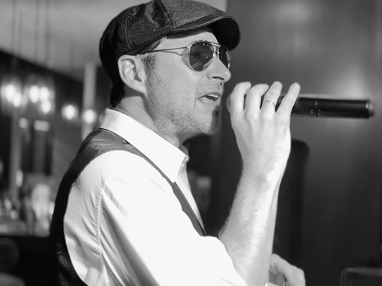 Italienischer Alleinunterhalter singt bei einem Hotelevent an der Bar