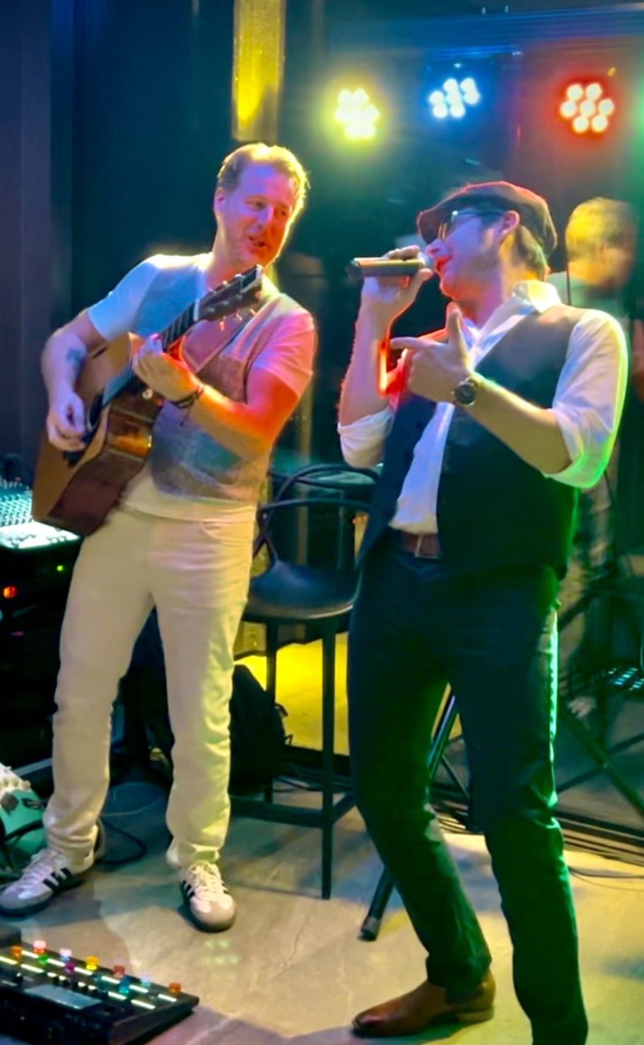 2 Mann Band mit Sänger und Gitarrist welche sich auf der Bühne gegenseitig ansehen